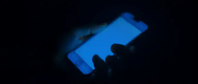 Ночные сеансы со смартфоном провоцируют развитие астенопии и головные боли по мнению офтальмолога Ады Егоровой